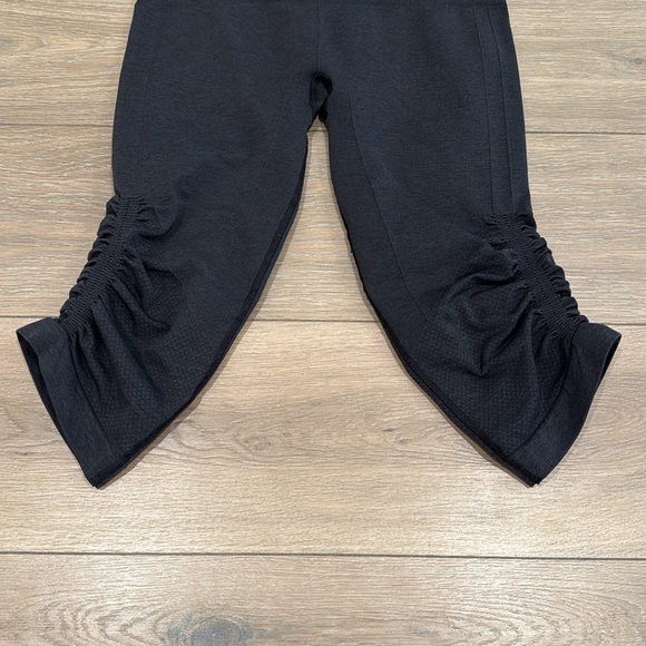 LULULEMON Black In The Flow Crop Seamless Mid Rise Active Yoga Capri Leggings 8 - Picture 5 of 12